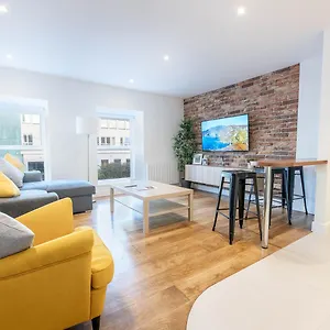 Modern Canal View Home, In Centre, Sleeps 8 Galway